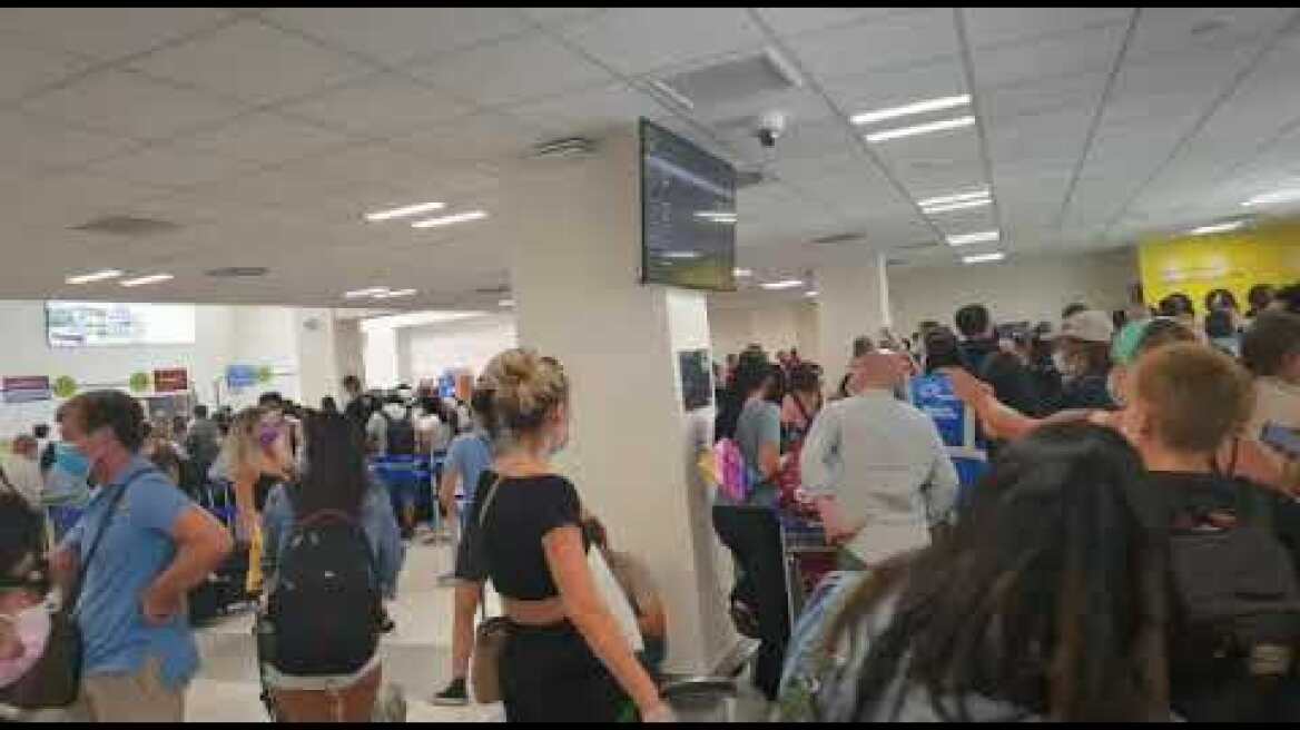 Συνωστισμός στο αεροδρόμιο Μυκόνου