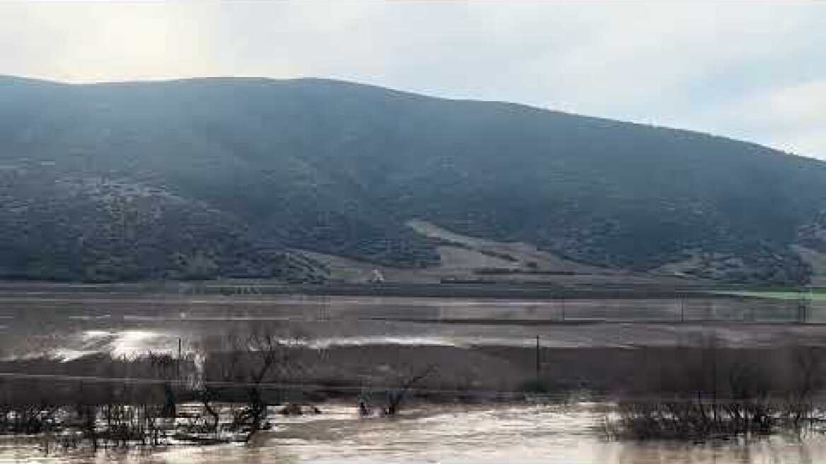 Υπερχείλισε ο Πηνειός έξω από τη Λάρισα