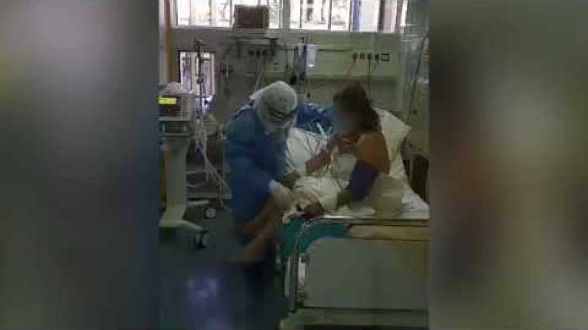 Το protothema στη ΜΕΘ Ευαγγελισμού: Ασθενής με Covid-19 δέχεται την φροντίδα του φυσικοθεραπευτή