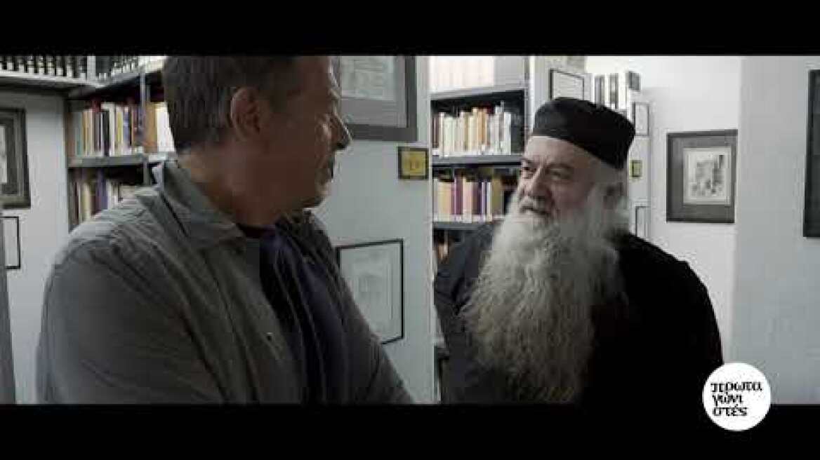 Ο πατέρας Πολύευκτος υπεύθυνος της βιβλιοθήκης στη Μονή Σίμωνος Πέτρας