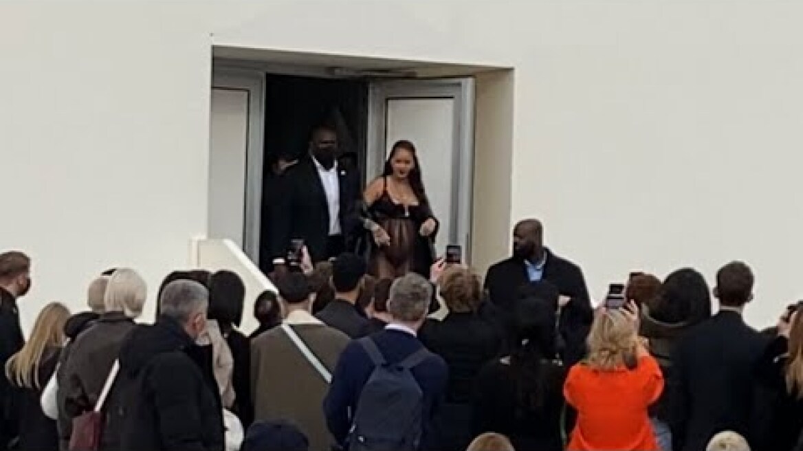 RIHANNA ENCEINTE AU DÉFILÉ MODE FÉMININE DIOR 2022 À PARIS