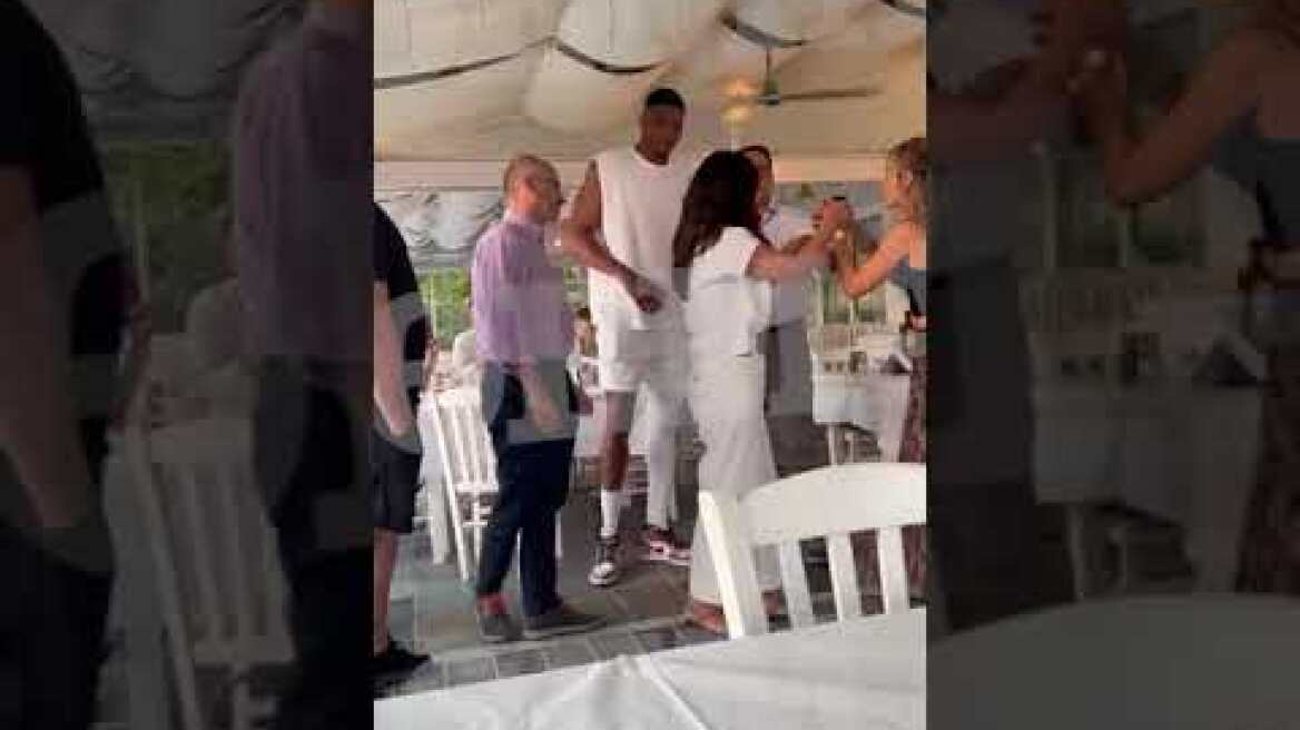 O Γιάννης Αντετοκούνμπο για φαγητό με την οικογένειά του σε γνωστή ψαροταβέρνα (1)