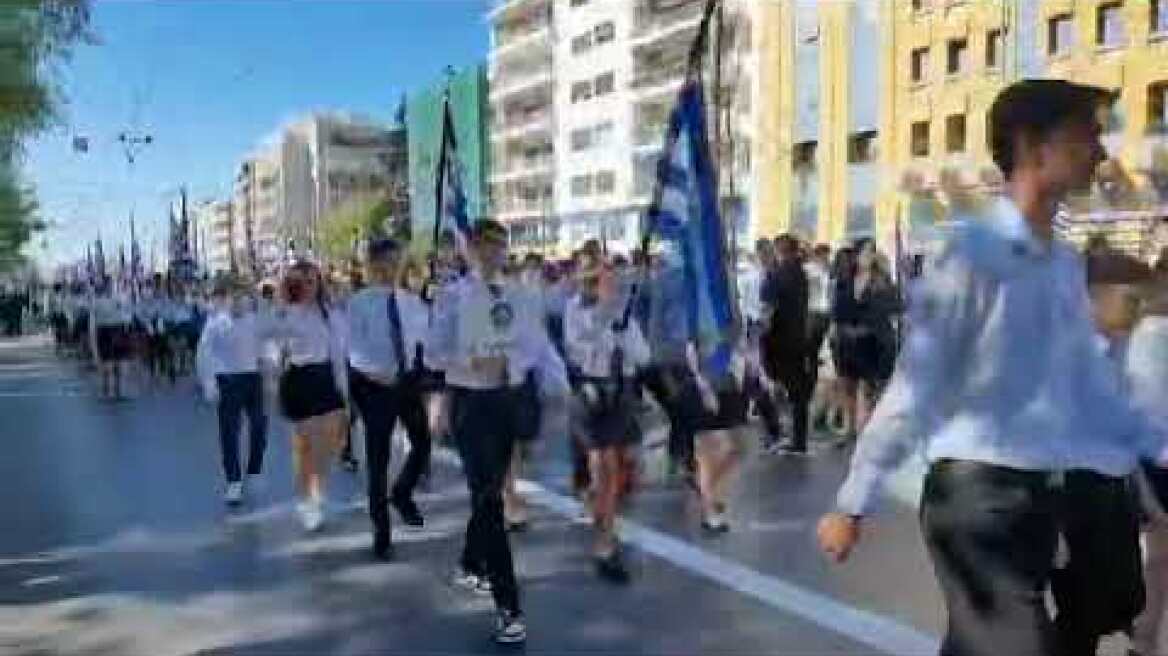 Μαθητές κάνουν παρέλαση στην Αθήνα