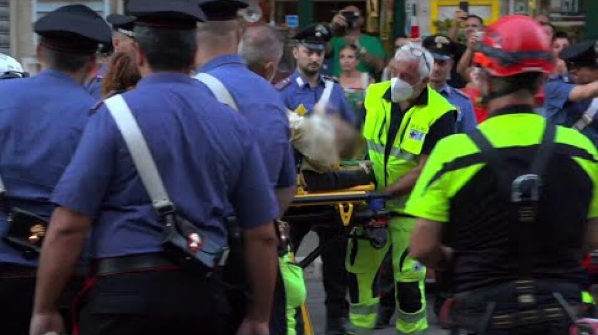 Roma, il momento del salvataggio dell'uomo intrappolato nel tunnel