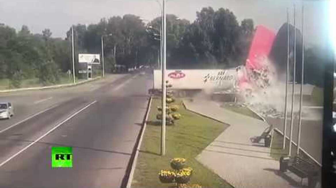 DAF truck smashes into monument at full speed in Russia (DISTURBING FOOTAGE)