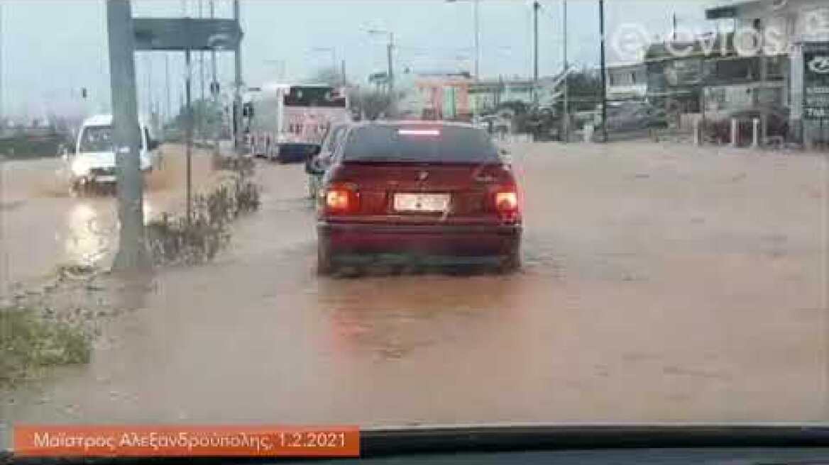 Σε ποτάμια έχουν μετατραπεί οι δρόμοι κάτω από το χωριό Μαϊστρο, Αλεξανδρούπολη