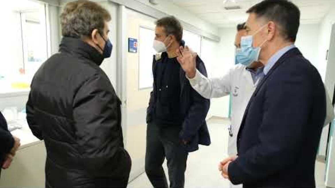 O Μητσοτάκης στη Μονάδα Εγκεφαλικών του Αττικόν.