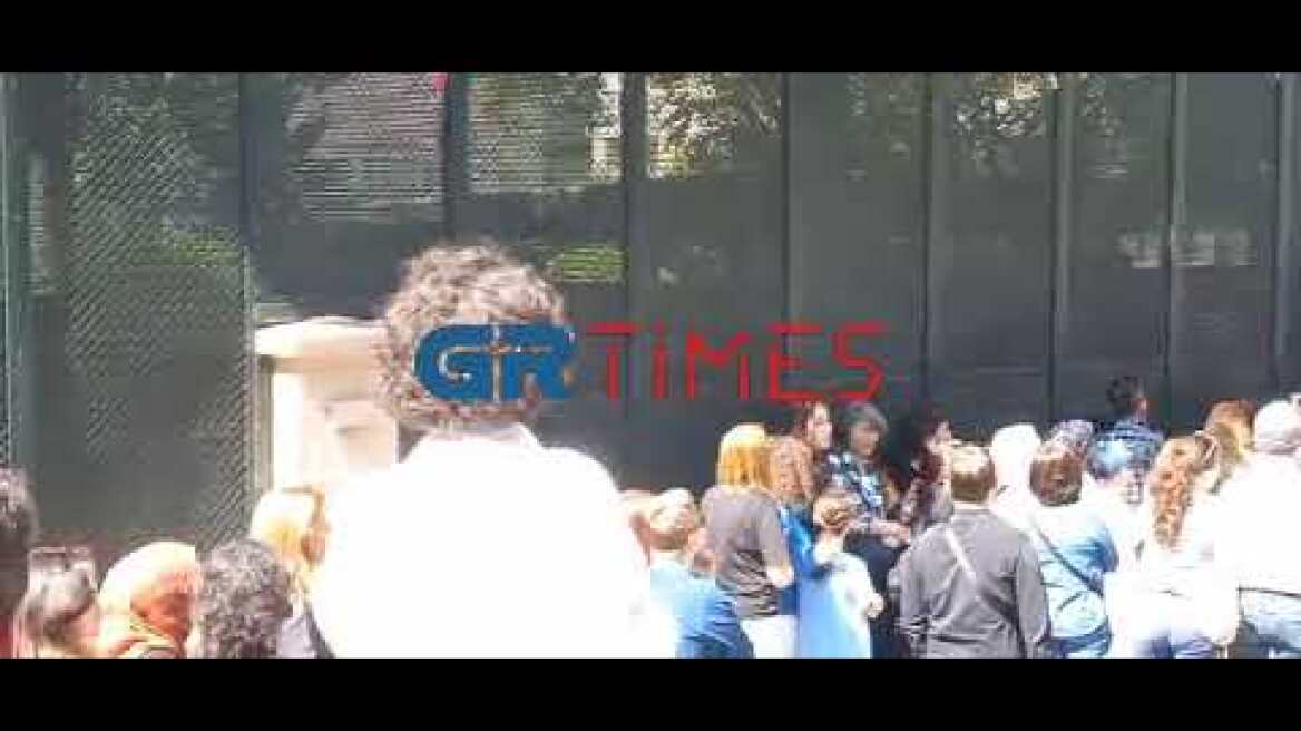 Κοσμοσυρροή στο τουρκικό προξενείο από Τούρκους τουρίστες