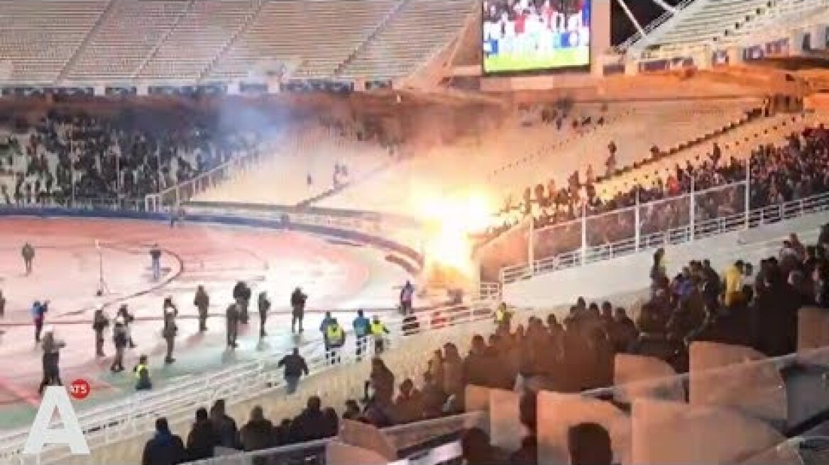 Vuurwerkbom verwondt Ajacieden in stadion AEK