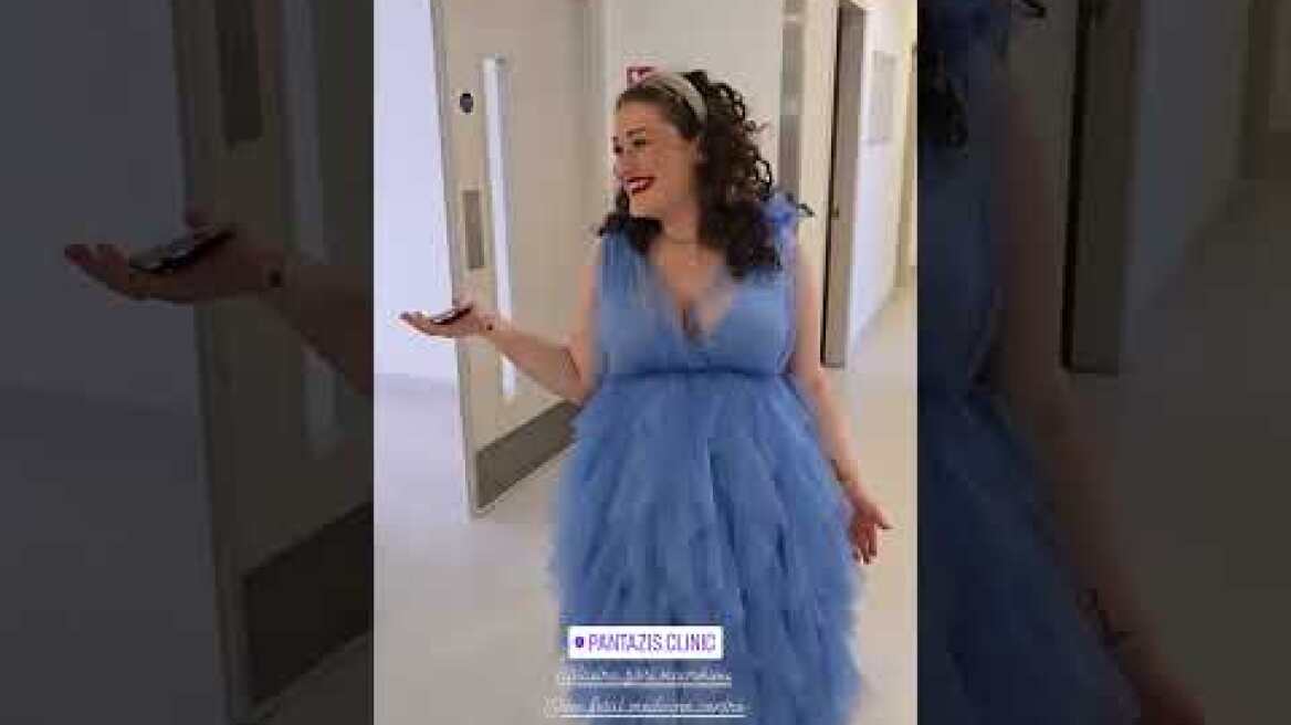 Η Ιλάειρα Ζήση πήγε στο μαιευτήριο με μπλε τουαλέτα