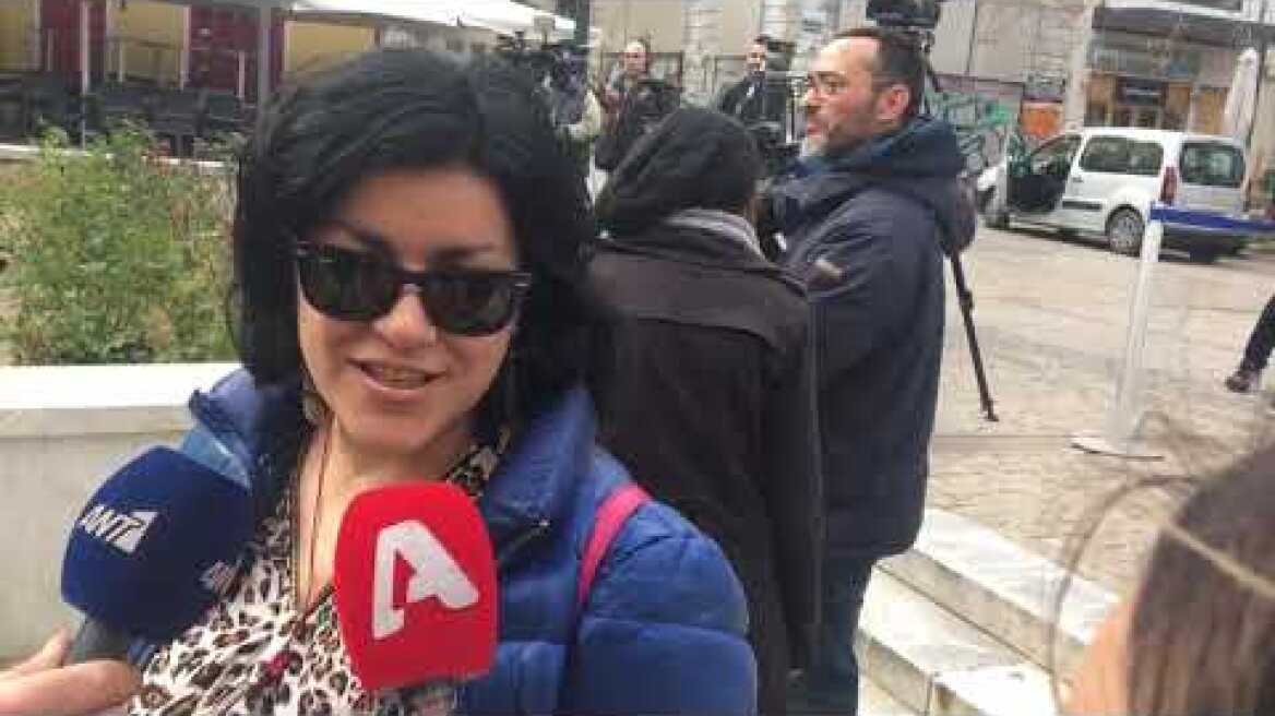 Βουτσάς δηλώσεις κόσμου έξω από τη Μητρόπολη (2)