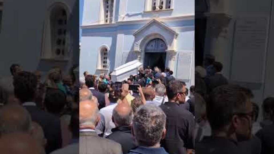 Ο τελευταίος αποχαιρετισμός στη Λένα Σαμαρά (2)
