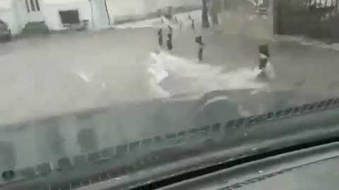 "Ποτάμι" νερού "έπνιξε" το Βελβεντό!