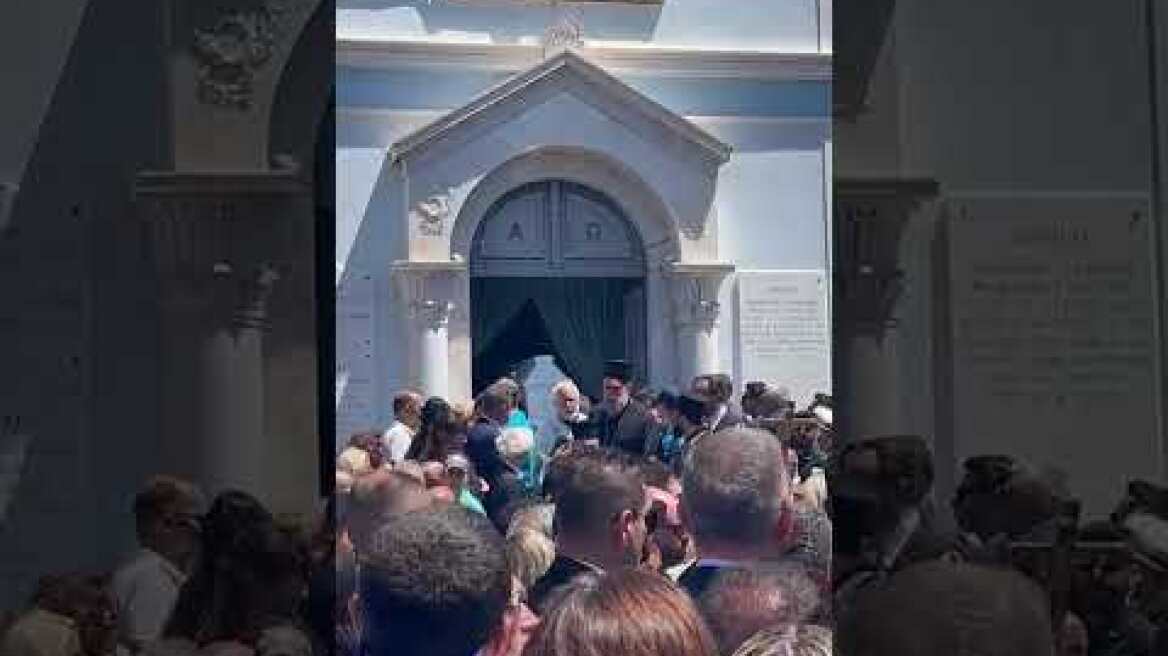 Ο τελευταίος αποχαιρετισμός στη Λένα Σαμαρά