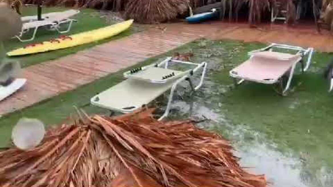 Καταστροφές σε παραλιακό μπαρ