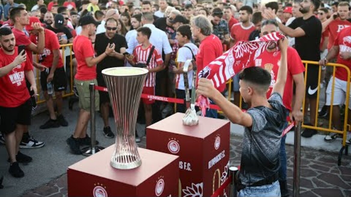 Στη Μυτιλήνη​ πλήθος κόσμου υποδέχθηκε τα δύο Ευρωπαϊκά τρόπαια του Ολυμπιακού!