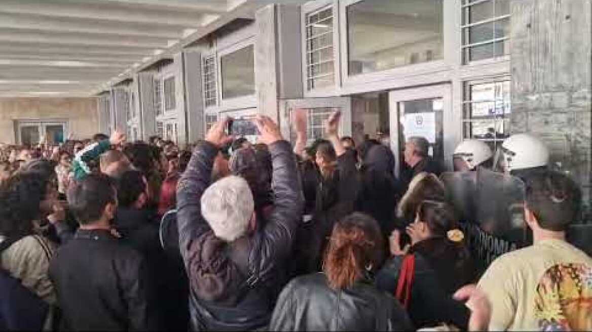 Συνθήματα για τους συλληφθέντες στο ΑΠΘ