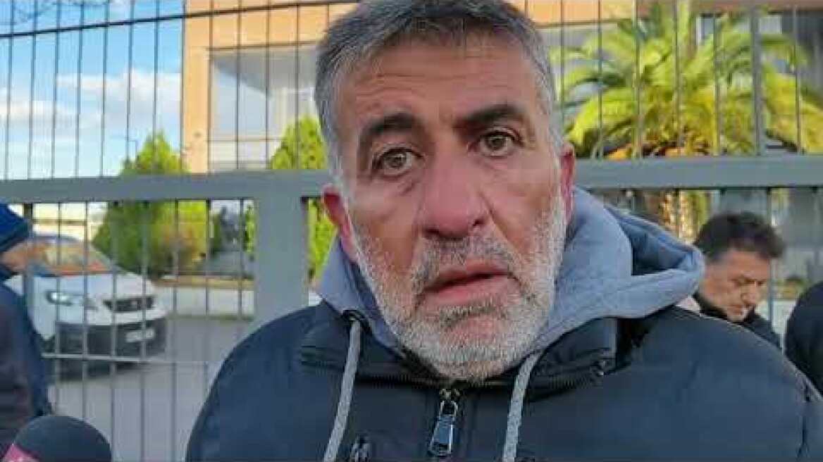 Γονείς προσαχθέντων έξω από την Υποδιεύθυνση Αλλοδαπών (2)