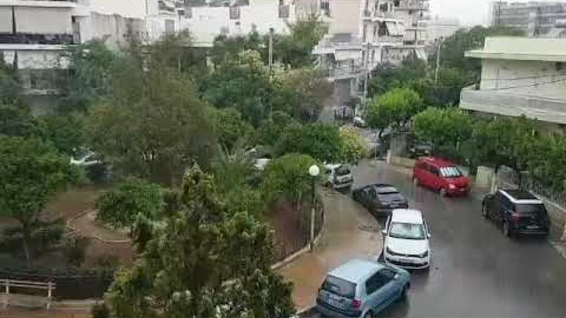 Καιρός: Σφοδρή χαλαζόπτωση στο κέντρο της Αθήνας