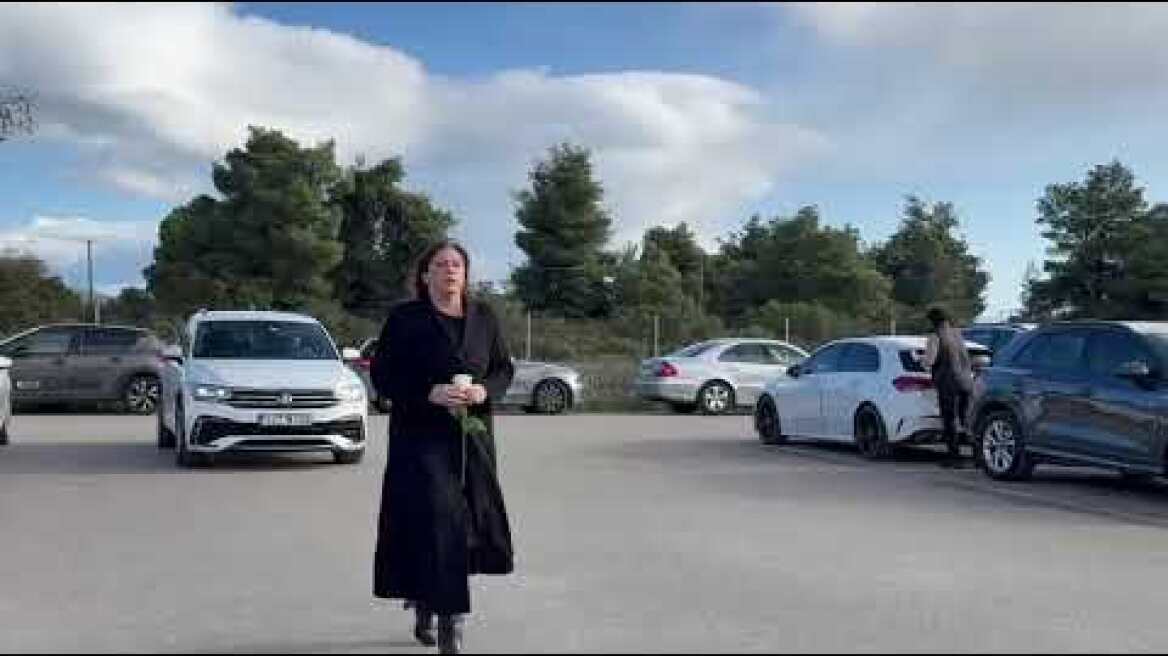 Η Ζωή Κωνσταντοπουλου στο τελευταίο αντίο στον Γιώργο Παπαδάκη