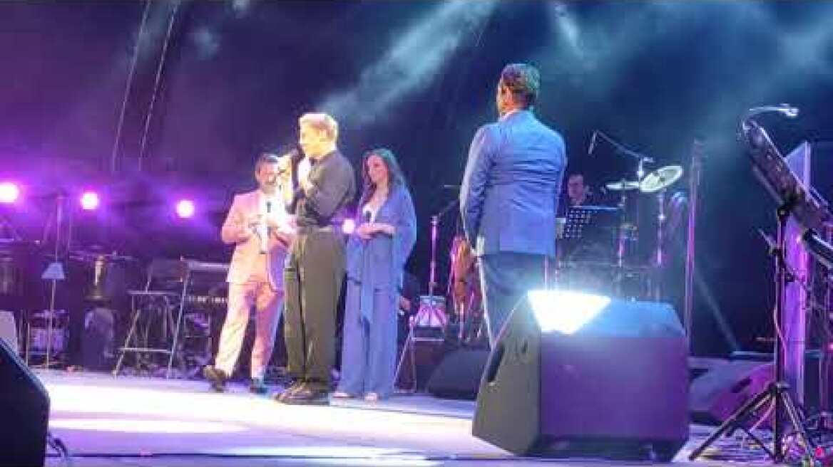 Ο Ζαχαράτος στο Faliro Summer Theater – Tι είπε για το σατιρικό βίντεο με την Τσαπανίδου