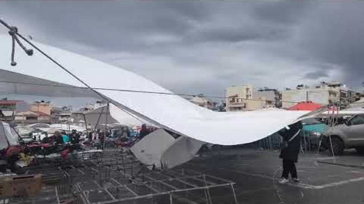 Ο δυνατός αέρας αναποδογύρισε δύο κλούβες στη λαϊκή του Σαββάτου