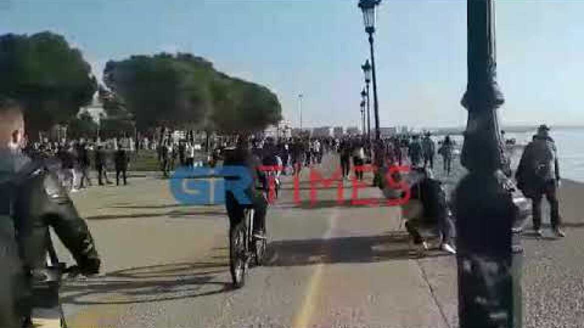 Συνωστισμός στη Νέα Παραλία Θεσσαλονίκης - GRTimes.gr