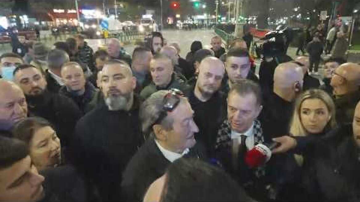 "Jemi në fushëbetejë. Tirana në duart e kryengritësve paqësorë, pushteti në skuta minjsh"