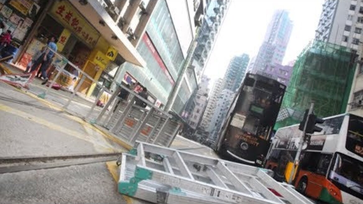Roads and public transportation paralyzed by Hong Kong riots