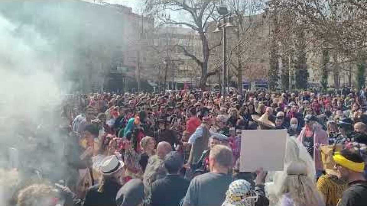 Χαμός στην Κεντρική πλατεία με την άφιξη των Μπουλουκιών