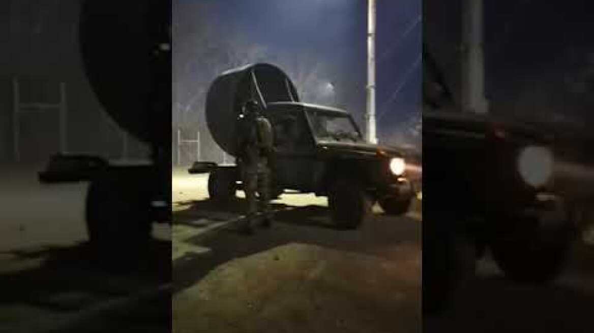 Με πυροσβεστικά και στρατιωτικά οχήματα συνεχίζει η προσπάθεια στρατού και αστυνομίας στις Καστανίες