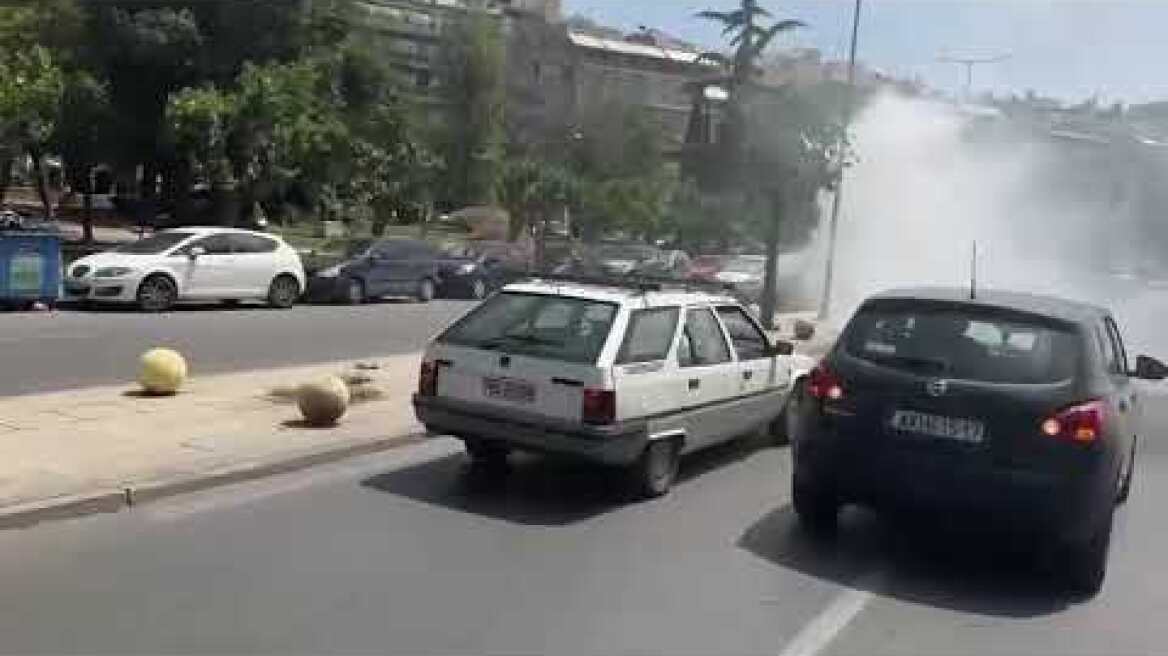 Όχημα «πνίγηκε» στους καπνούς στη Μιχαλακοπούλου
