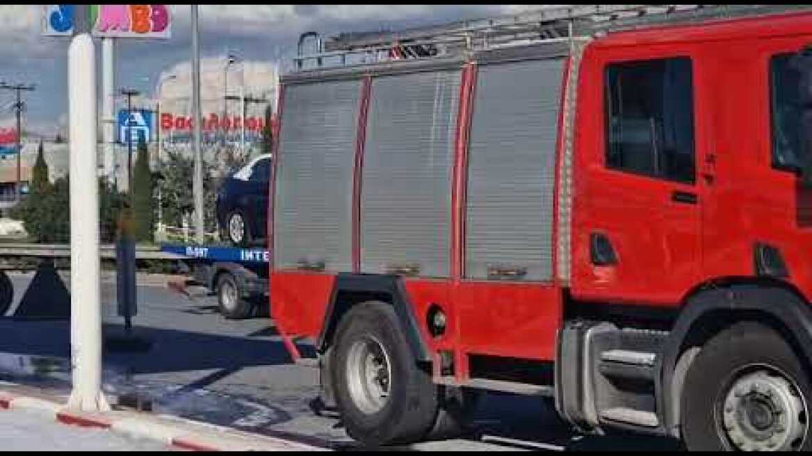 Θεσσαλονίκη: Αυτοκίνητο προσέκρουσε σε αντλίες βενζινάδικο και ξέσπασε πυρκαγιά 2
