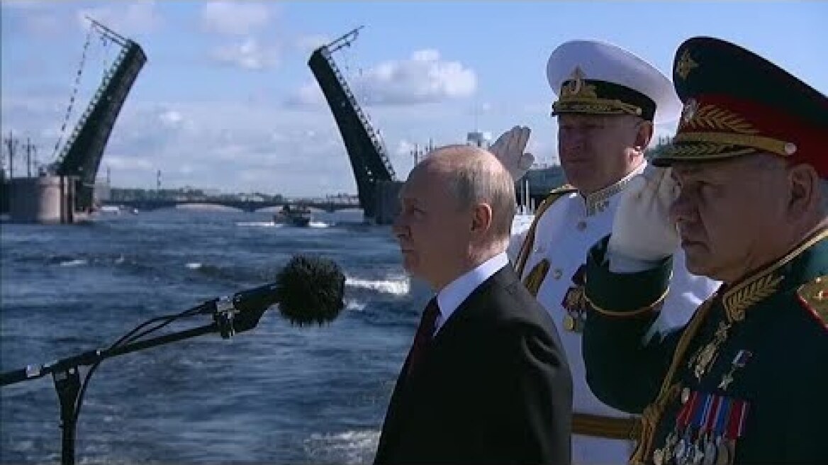 Putin reviews Russian warships, says navy to get 30 new vessels this year