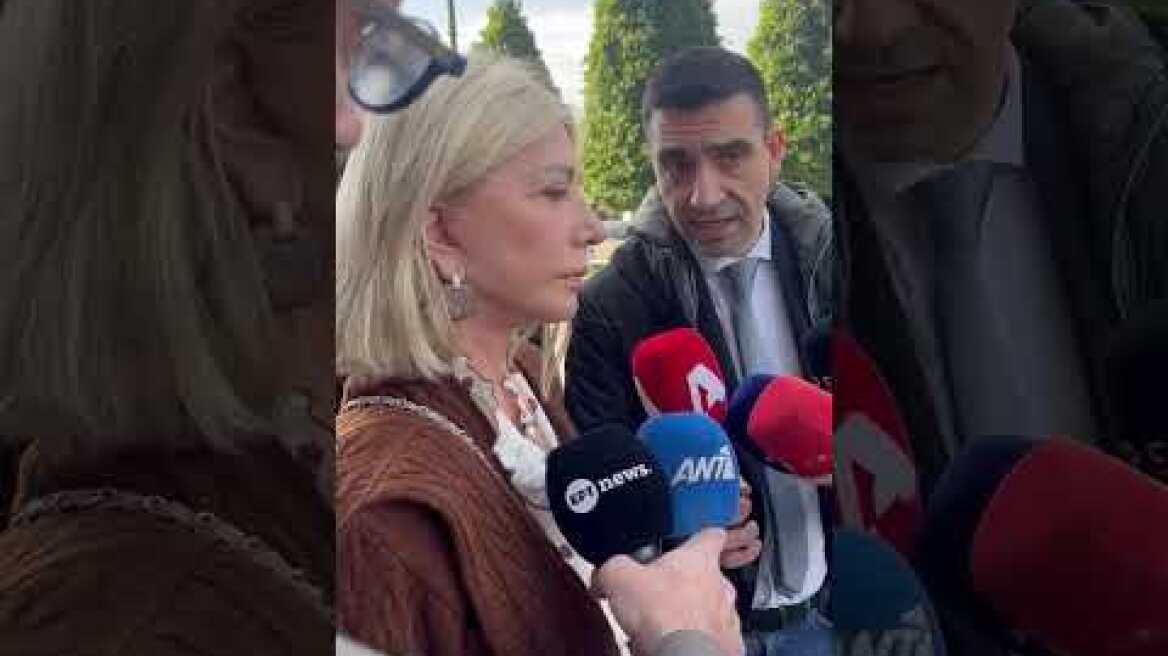 Η Ζέττα Μακρή εισέρχεται στα γραφεία της ΝΔ