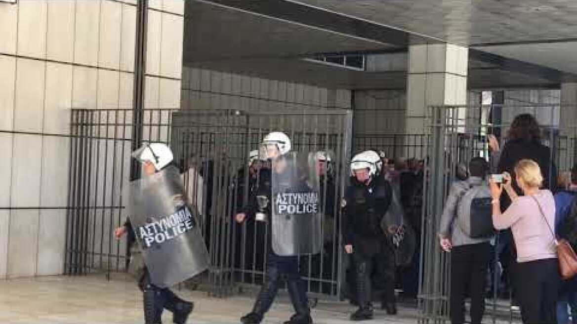 Συνθήματα Χρυσαυγιτών κατά την έξοδο του Μιχαλολιάκου από το Εφετείο