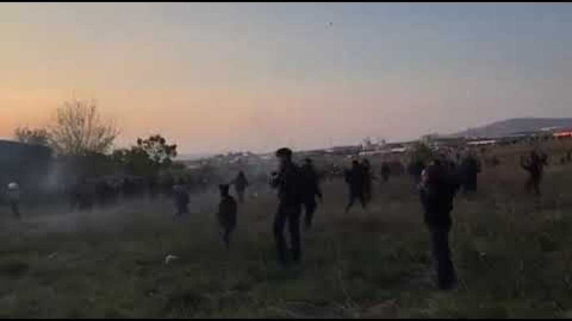 Επεισόδια με ΜΑΤ και πρόσφυγες στα Διαβατά - Voria.gr