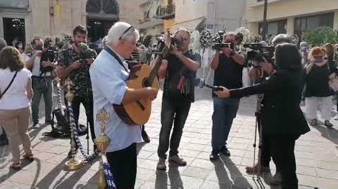 O Γερμανός διευθυντής χορωδίας με την κιθάρα του αποχαιρετά τον Μίκη Θεοδωράκη