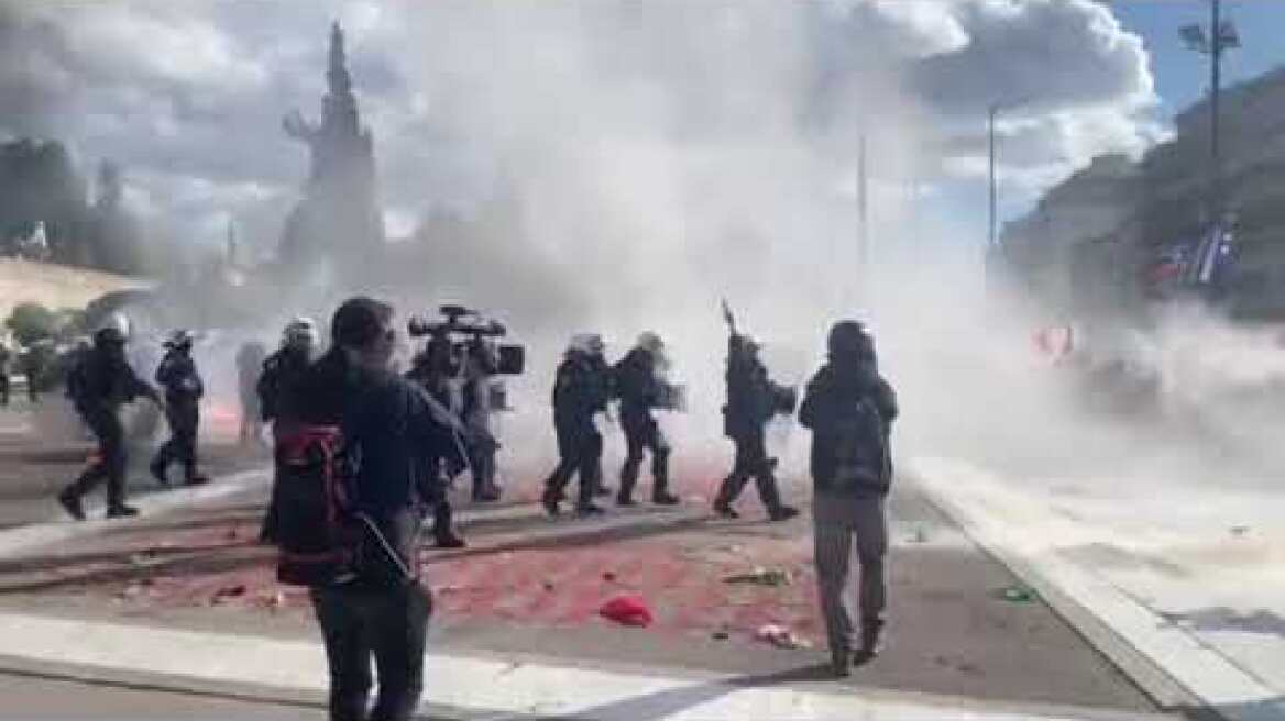 Επεισόδια έξω από τη Βουλή