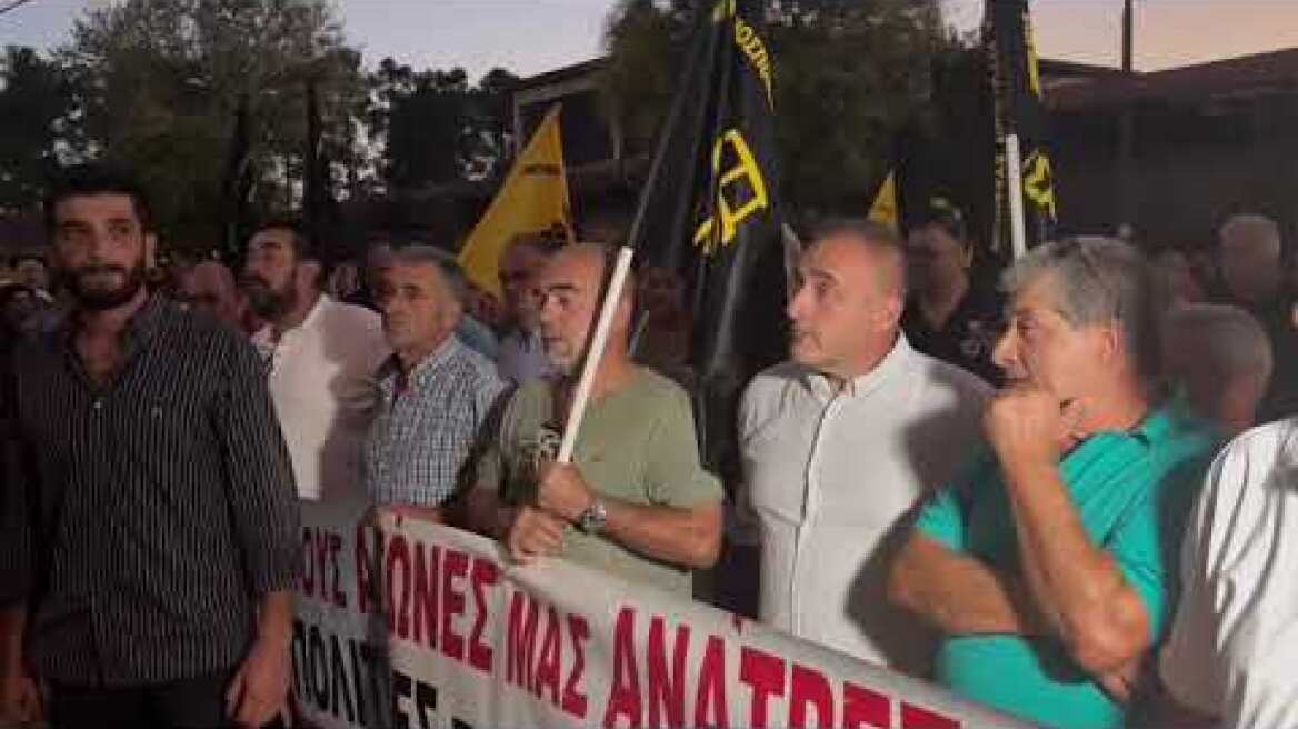 Αγρότες έξω από την περιφέρεια Θεσσαλίας (2)