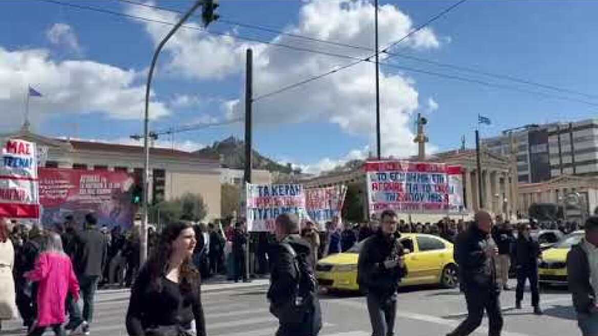 Πανεκπαιδευτικό συλλυπητήριο στα προπύλαια για το εθνικό απολυτήριο και για τα Τεμπη