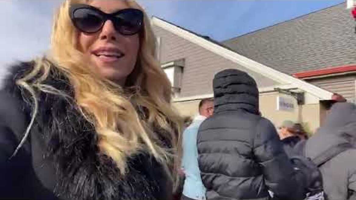 Με βαλίτσες αδειάζουν τα καταστήματα με τις επώνυμες φίρμες (a)