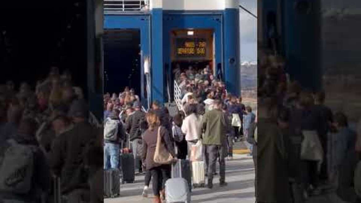 Κάτοικοι  της Σαντορίνης εγκαταλείπουν το νησί (4)