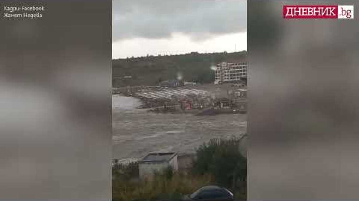 Улици, сгради и плажове под вода: Как изглеждаше по обяд Царево