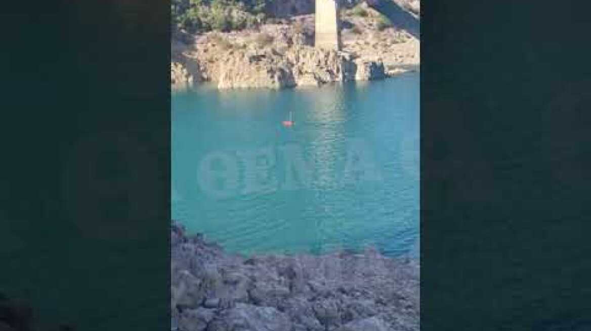 Ευρυτανία: Δύτες του Λιμενικού στις έρευνες για την 48χρονη