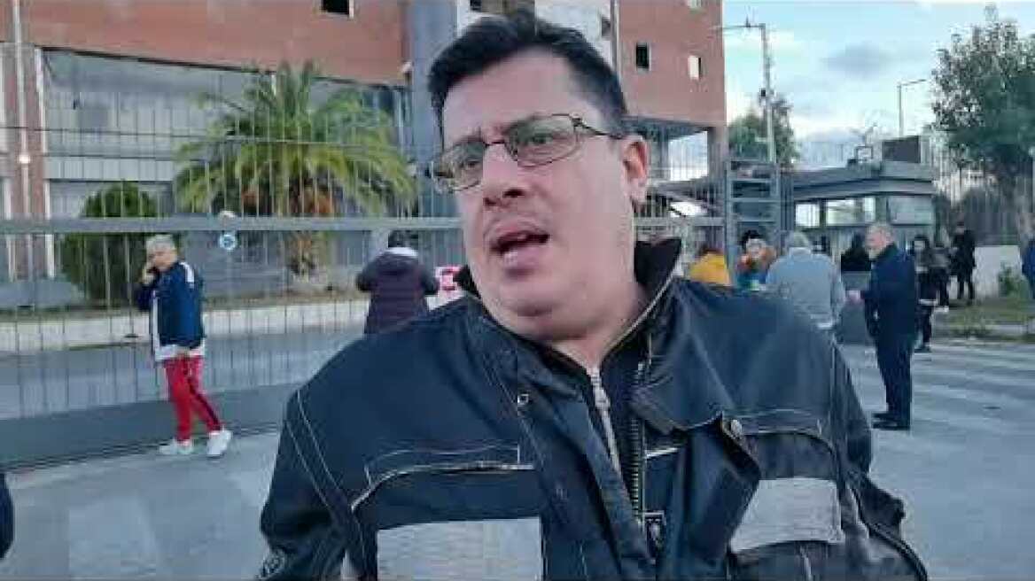 Γονείς προσαχθέντων έξω από την Υποδιεύθυνση Αλλοδαπών (1)