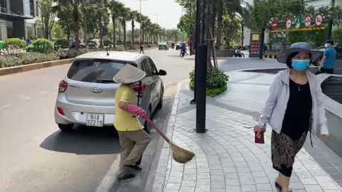 ΠΩΣ ΤΟ ΒΙΕΤΝΑΜ ΠΕΡΙΟΡΙΣΕ ΤΟΝ ΚΟΡΩΝΟΙΟ-ΜΙΛΑΕΙ ΕΛΛΗΝΑΣ ΠΟΥ ΖΕΙ ΕΚΕΙ