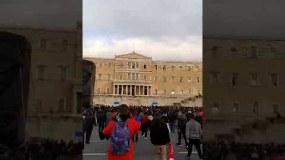 Οπαδοί του Ολυμπιακού και του Ερυθρού Αστέρα τραγουδούν μαζί στο Σύνταγμα