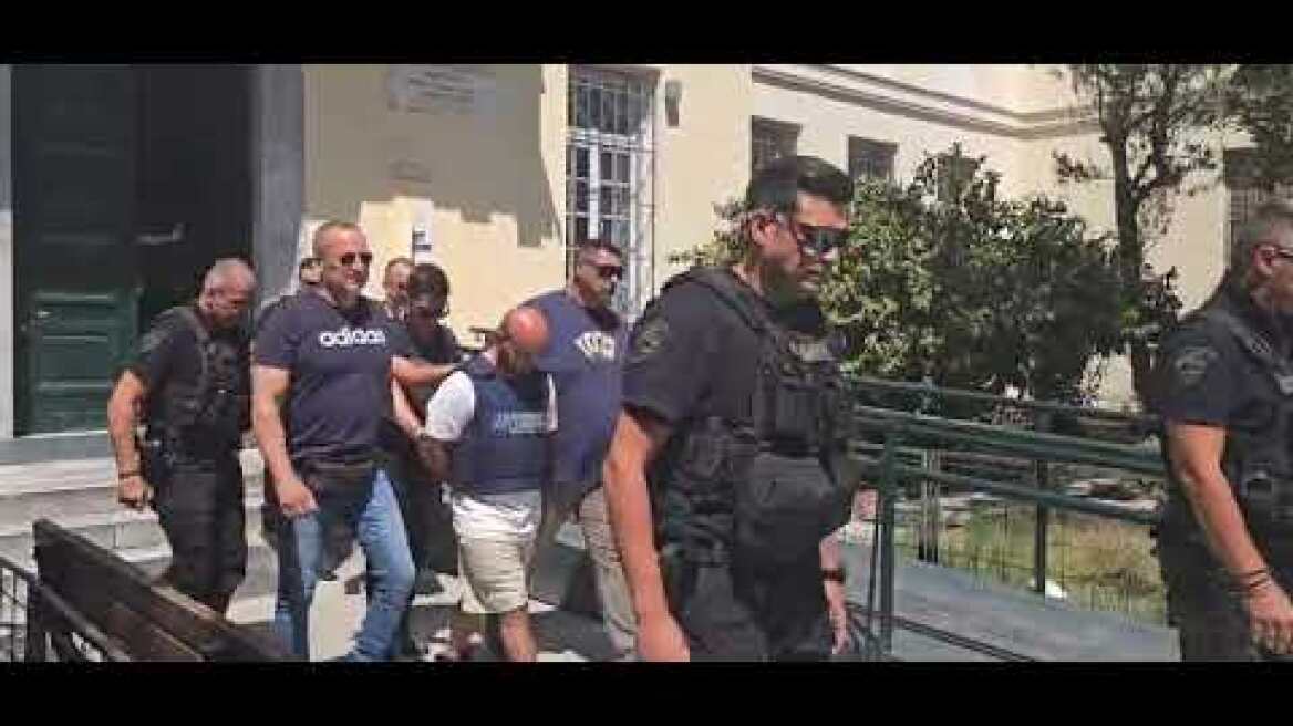 Ο άντρας που δολοφόνησε τη σύζυγό του στον Βόλο αποχωρεί από τον εισαγγελέα
