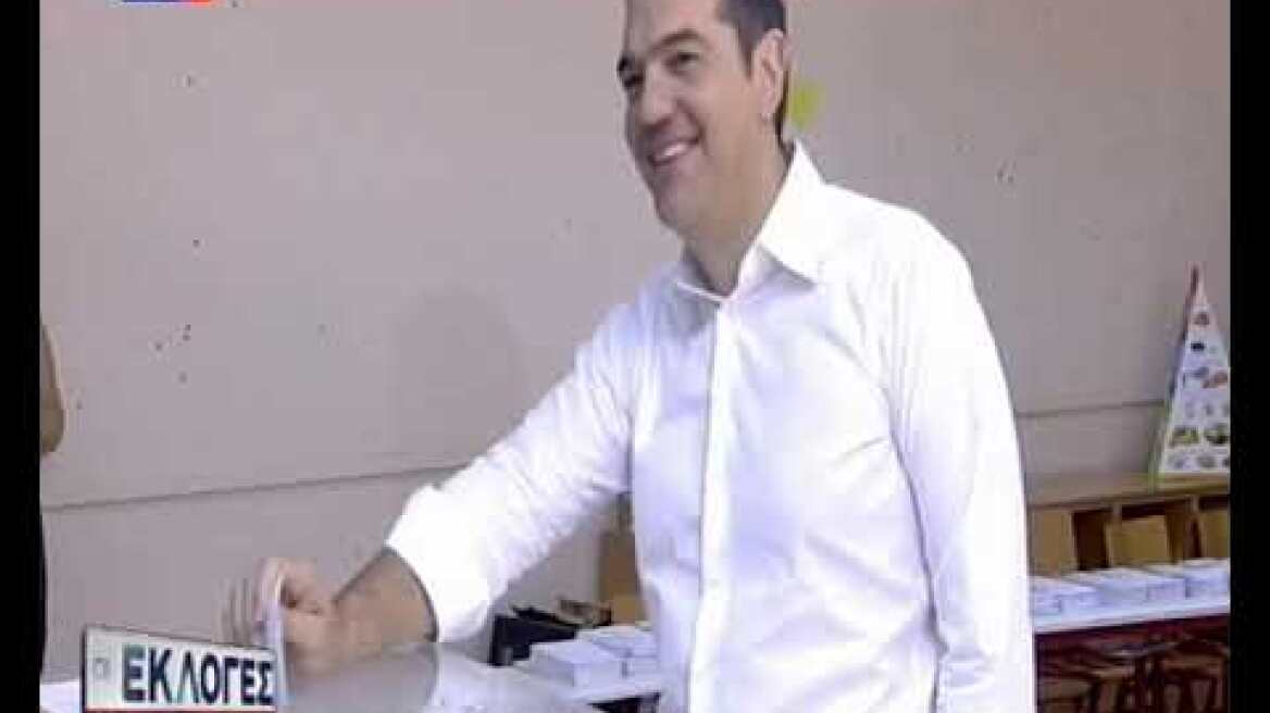 Το εκλογικό του δικαίωμα ασκεί ο πρωθυπουργός Αλέξης Τσίπρας